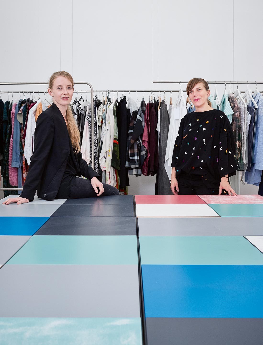 Zwei Frauen an einem Tisch in ihren Mode-Startup